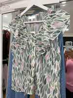 Load image into Gallery viewer, Leaf Print S/Less Blouse - New Season
